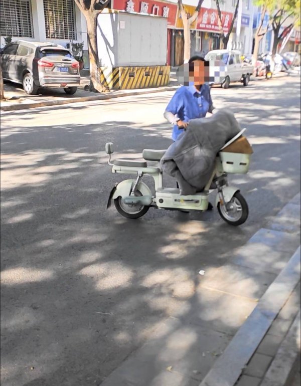 赤盈配资 男子称电动车被错骑儿子还被撵下车，当事人：借同事车取快递回去锁车时才发现骑错